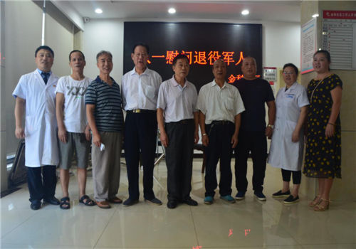 不忘初心,牢记使命—长沙东大医院党支部联合社区开展建军节慰问