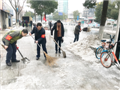 长沙东大党员志愿者铲雪行动:你就是那冬天里的一把火